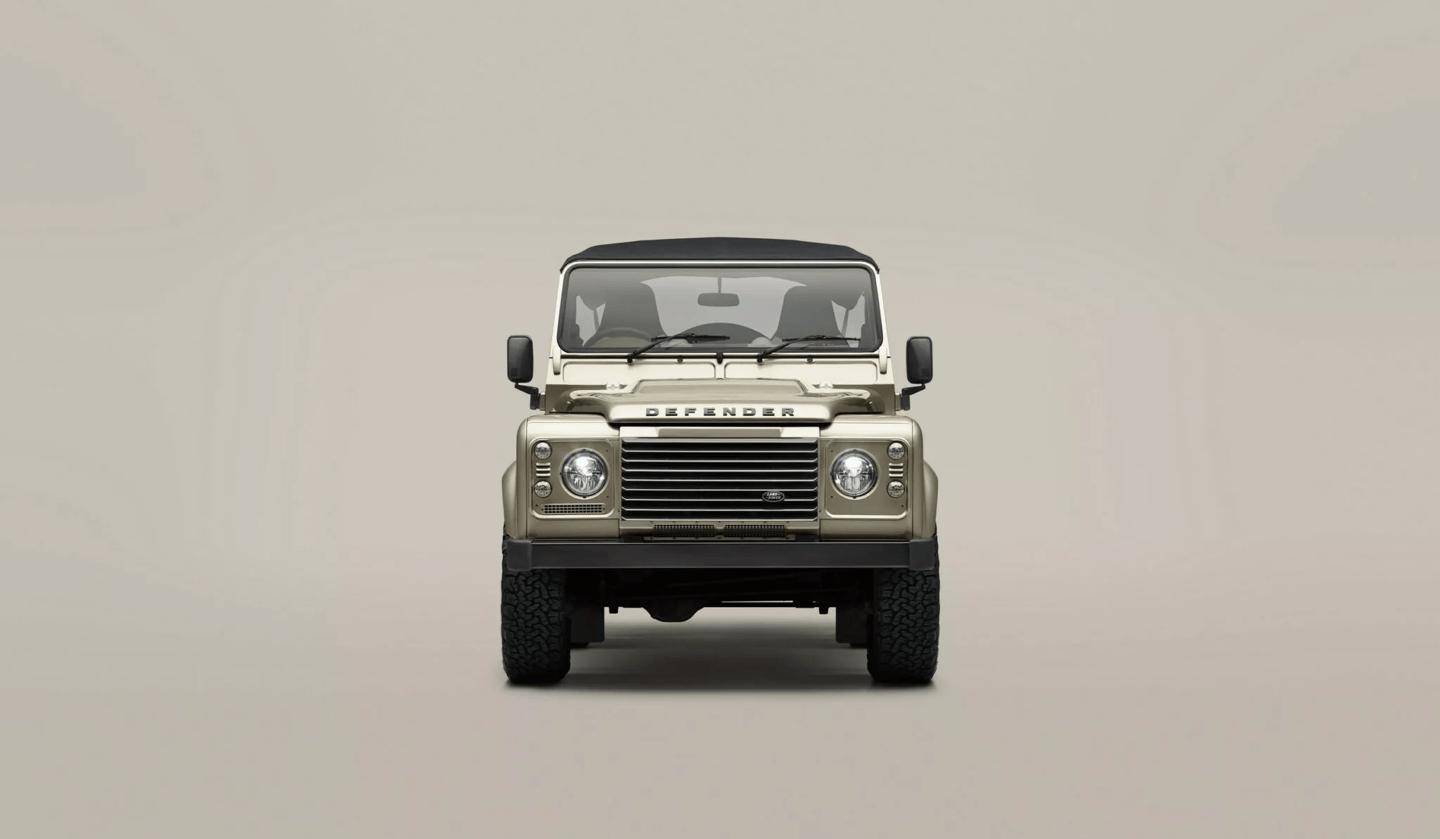 路虎經(jīng)典復(fù)刻!全新衛(wèi)士Defender V8軟頂改裝車震撼登場(chǎng)