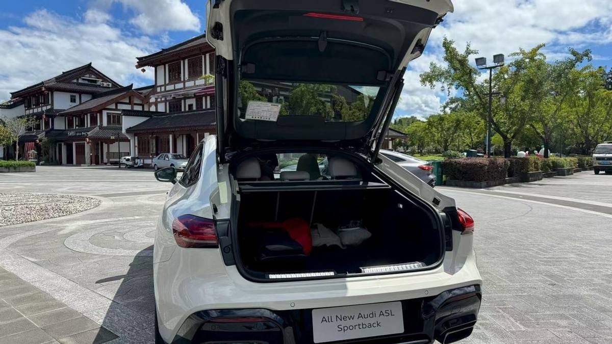 搭上華為即開掛!試駕奧迪A5L sportback:好開又智能!