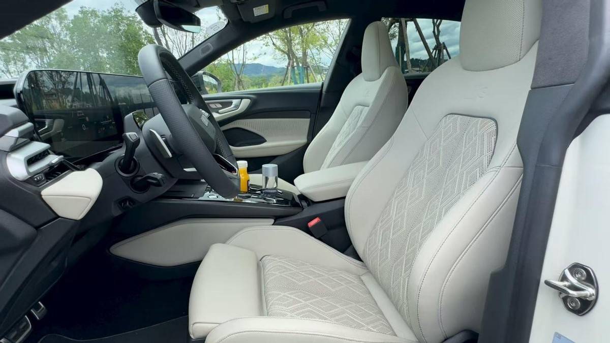 搭上華為即開掛!試駕奧迪A5L sportback:好開又智能!