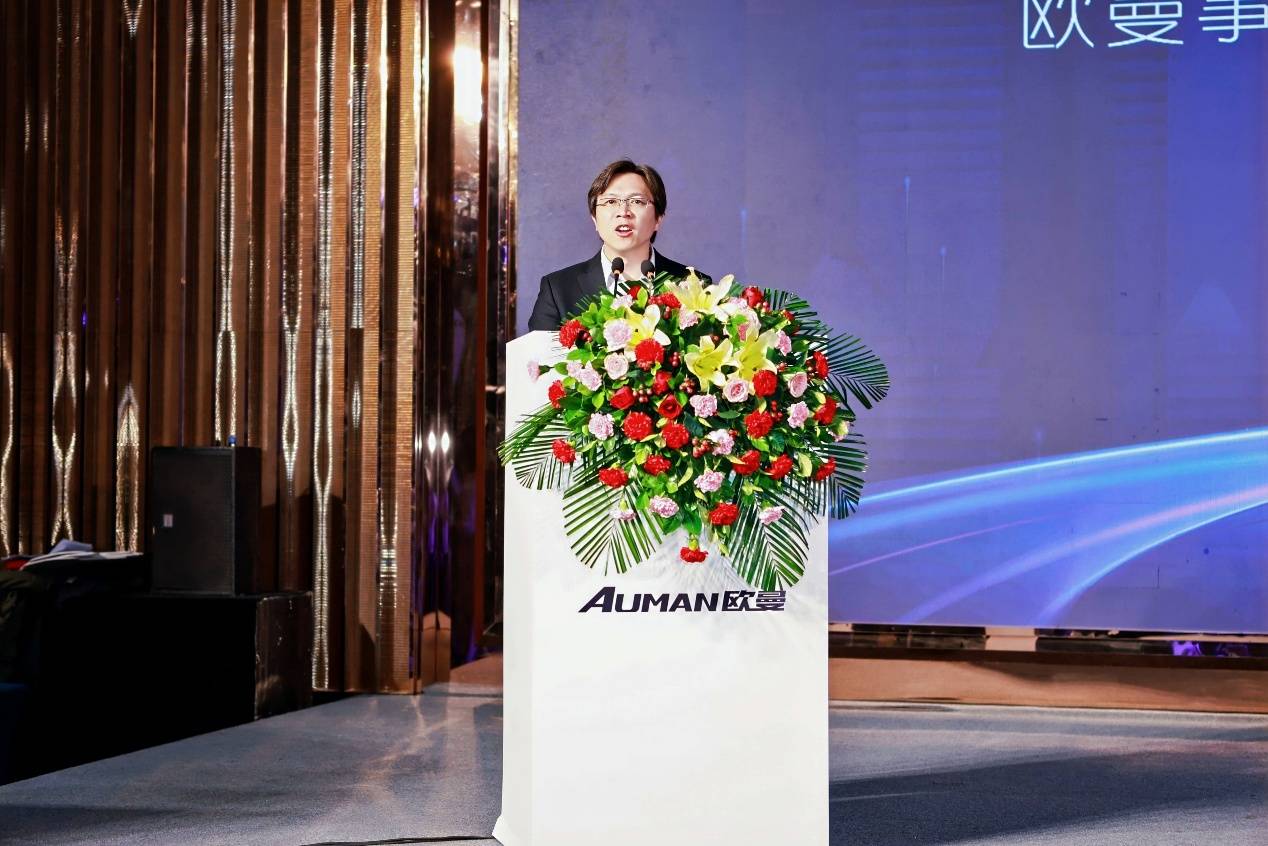 上市即獲訂單57臺!歐曼星輝16L大馬力燃氣牽引車銀川發布,引領西北物流高效節能新風尚