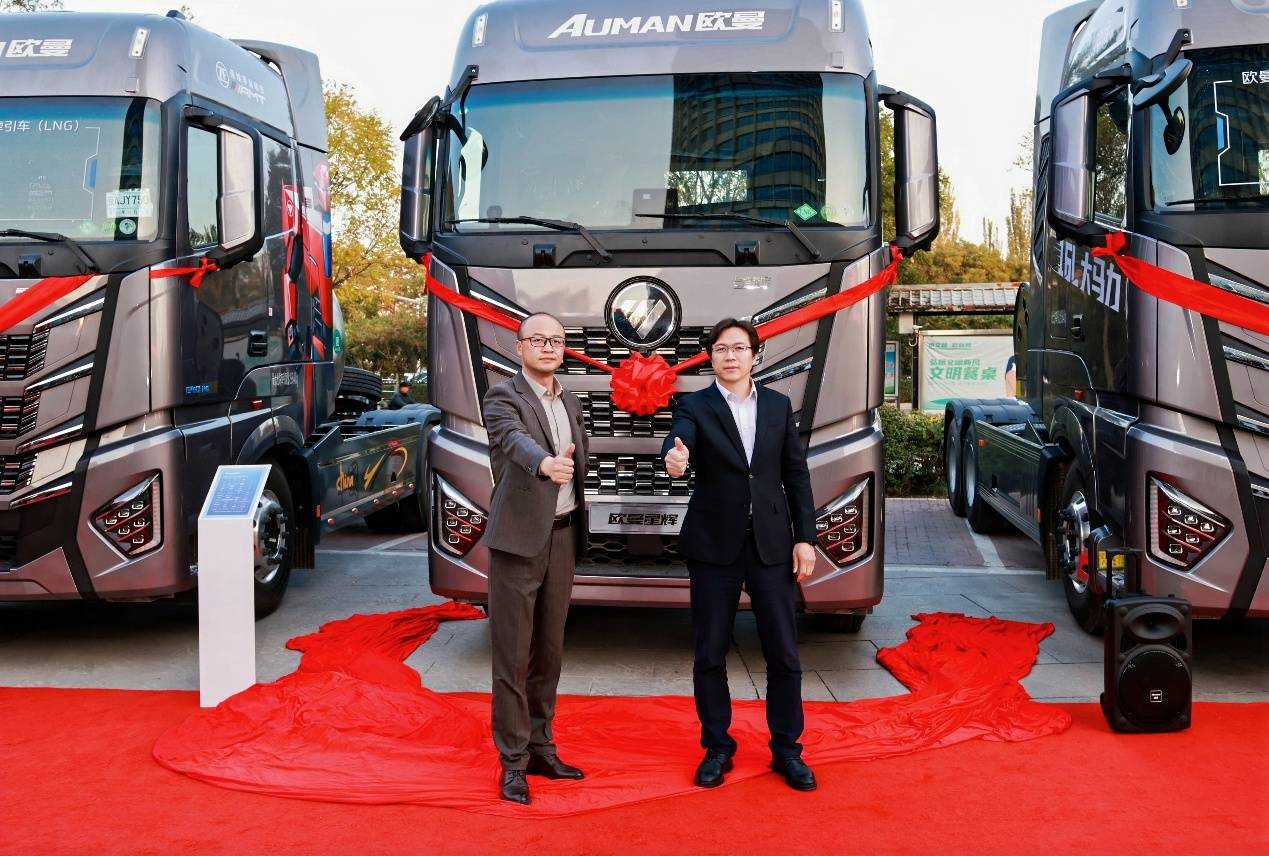 上市即獲訂單57臺!歐曼星輝16L大馬力燃氣牽引車銀川發布,引領西北物流高效節能新風尚
