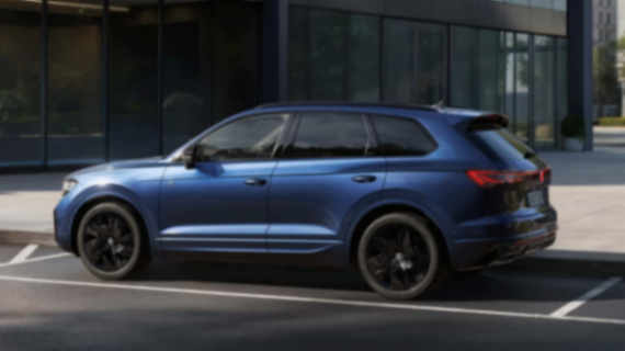 一輛理想MEGA車身貼滿“尋親啟事” 車主:希望車衣早點被撕下來 圖片