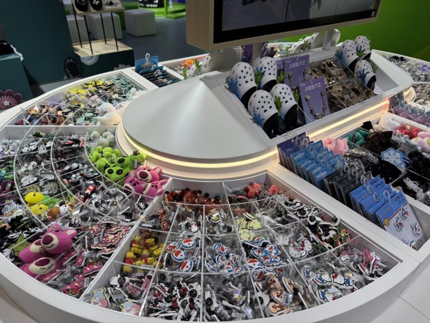 情緒消費火了!每天給洞洞鞋換個鞋花,包包換個掛飾,手機換件外套,全看心情