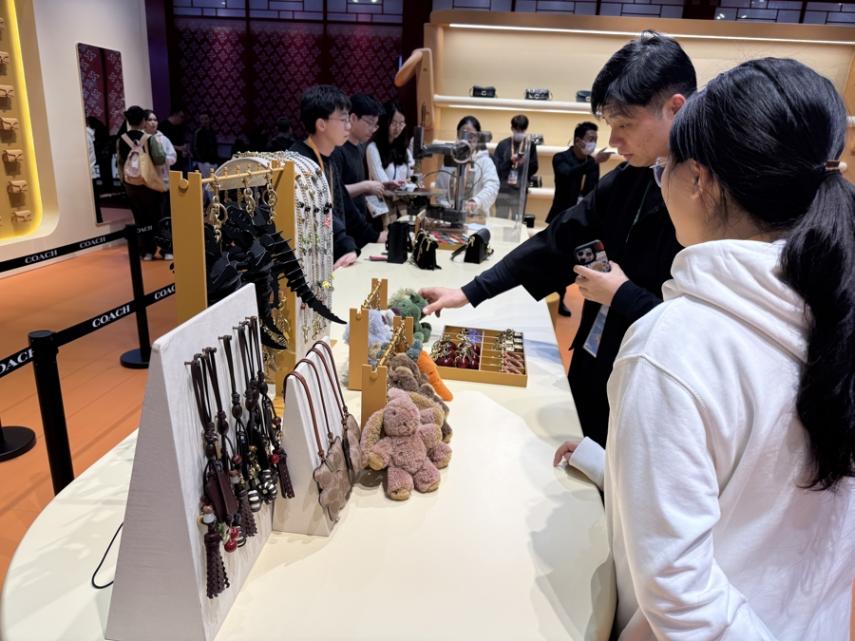 情緒消費火了!每天給洞洞鞋換個鞋花,包包換個掛飾,手機換件外套,全看心情